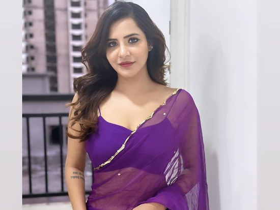 Enticing Pics Of Ashu Reddy In Saree
